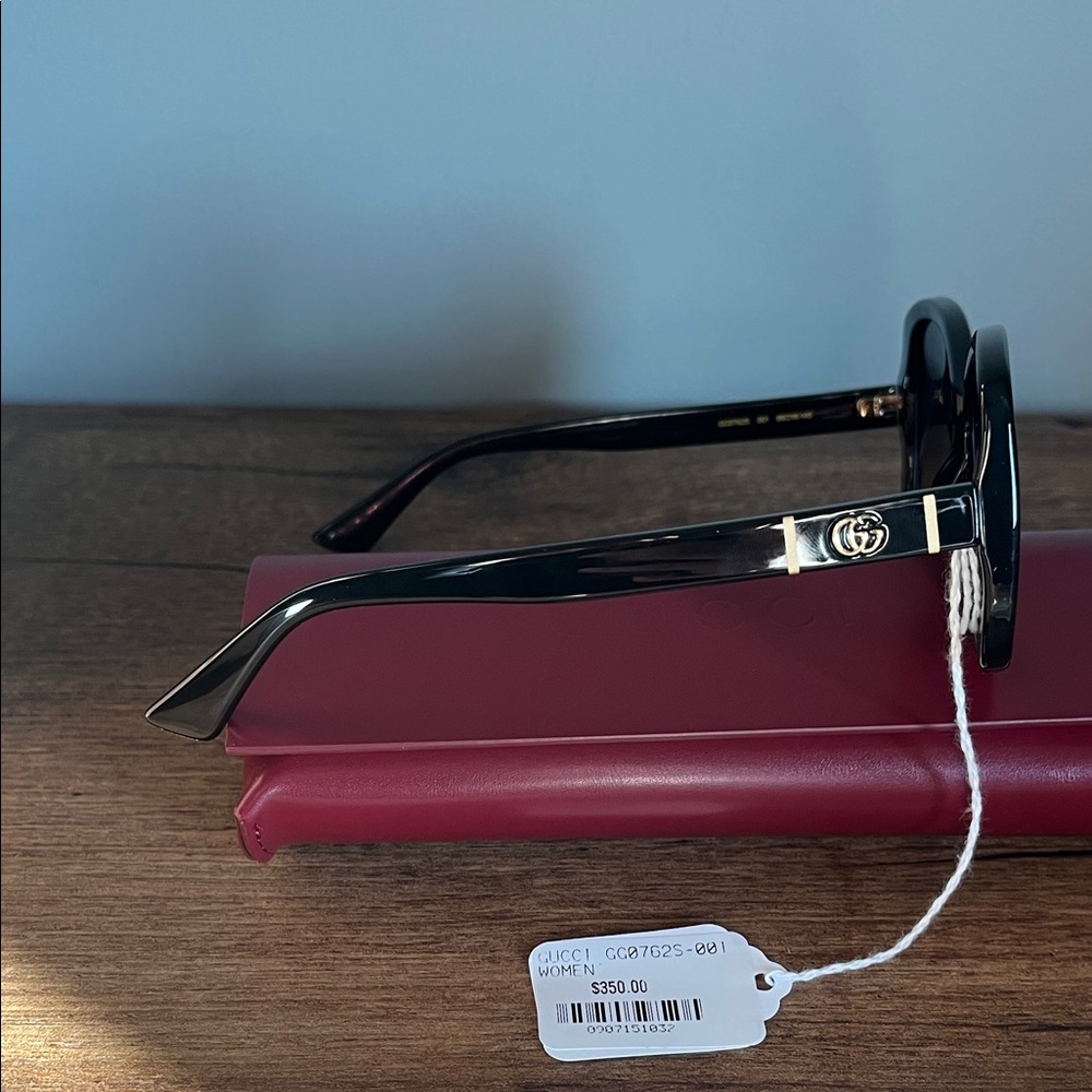 Gucci Women's Black Sunglasses with Gold Accents - Picture 3 of 10